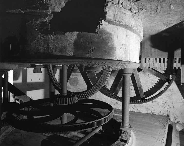 Atelier de fabrication, vue intérieure : mécanismes de transmission du mouvement de la roue hydraulique (engrenages).