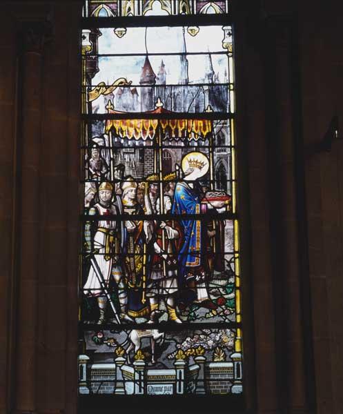 Détail de la baie 11 : saint Louis portant la couronne d'épines vers la Sainte-Chapelle (gros plan).