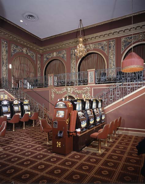 'L''une des anciennes salles du Cercle, actuellement salle des machines à sous, vue d''ensemble.'