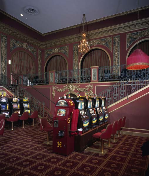 'L''une des anciennes salles du Cercle, actuellement salle des machines à sous, vue d''ensemble. ; Deauville. Salle des machines à sous du casino.'