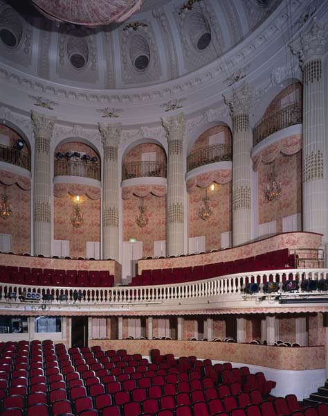 Le théâtre, vue de la salle.