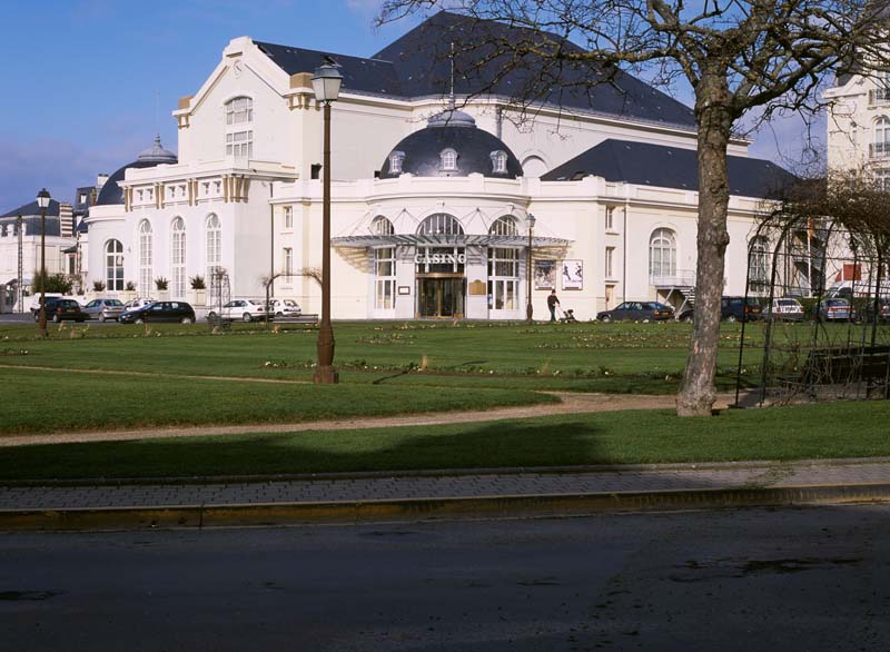 'Vue d''ensemble du casino à côté des jardins prise du sud-est. Prise de vue postérieure à la campagne de restauration de 1194. [3e casino].'