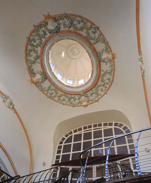 'Le grand vestibule, vue d''ensemble de la coupole ovale. Prise de vue postérieure à la campagne de restauration de 1994. [3e casino].'