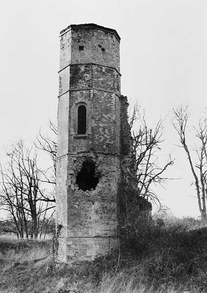 Tour occidentale du château de Saint-Germain, depuis le sud.- Photographie ancienne, phot. Marcel Lelégard, après 1944, [1945]. (Conservation des Antiquités et Objets d'Art de la Manche, Saint-André-de-Bohon. Fonds Lelégard).