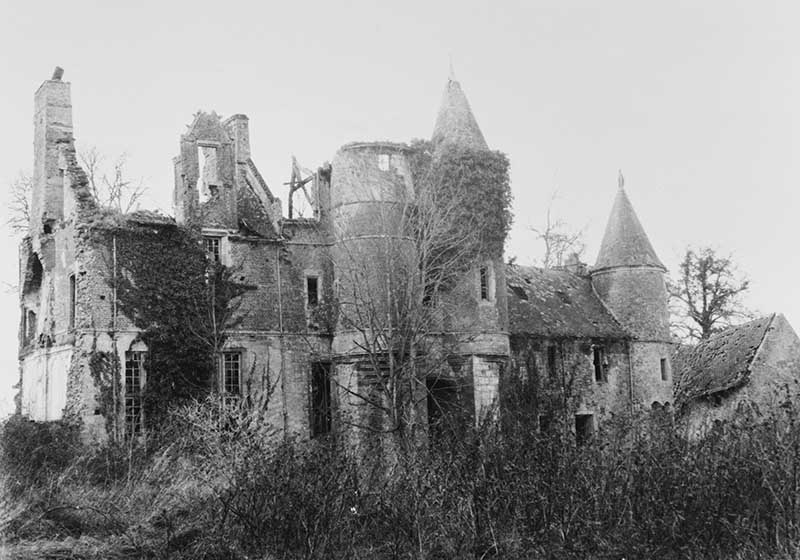 Vue du château de Saint-Germain, depuis le sud.- Photographie ancienne, phot. Marcel Lelégard, après 1944, [1945]. (Conservation des Antiquités et Objets d'Art de la Manche, Saint-André-de-Bohon. Fonds Lelégard).