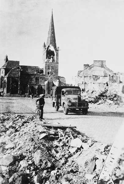 L'église après destruction de 1944.- Photographie ancienne.