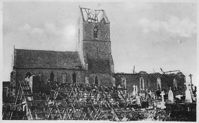 Feugères, Eglise ruinée.- Carte postale, s.d., milieu 20e siècle. (Collection particulière Israel).