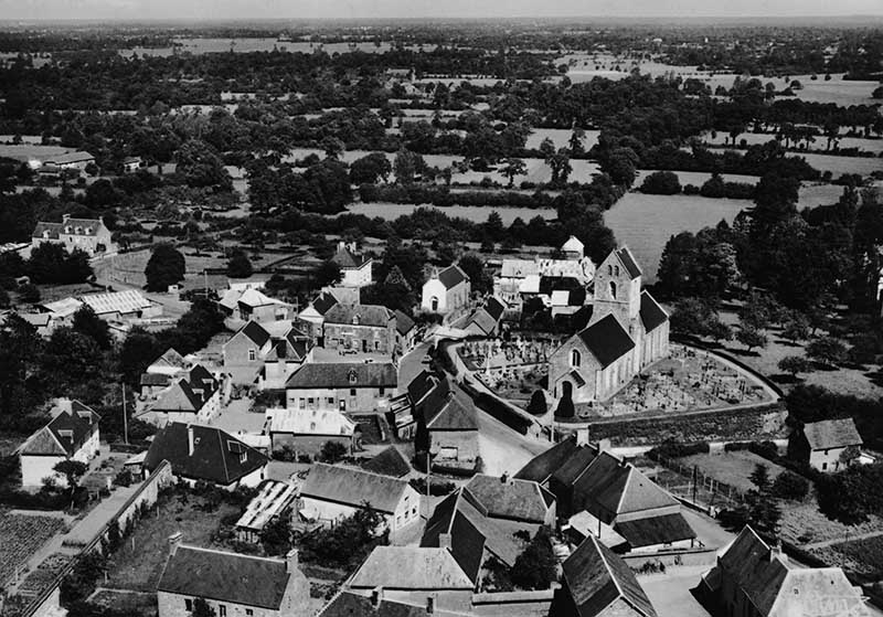 Vue aérienne du bourg de Feugères.- Carte postale, s.d., début 20e siècle.