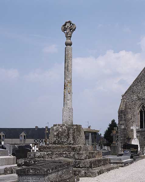 Croix du cimetière, vue prise de l'ouest.