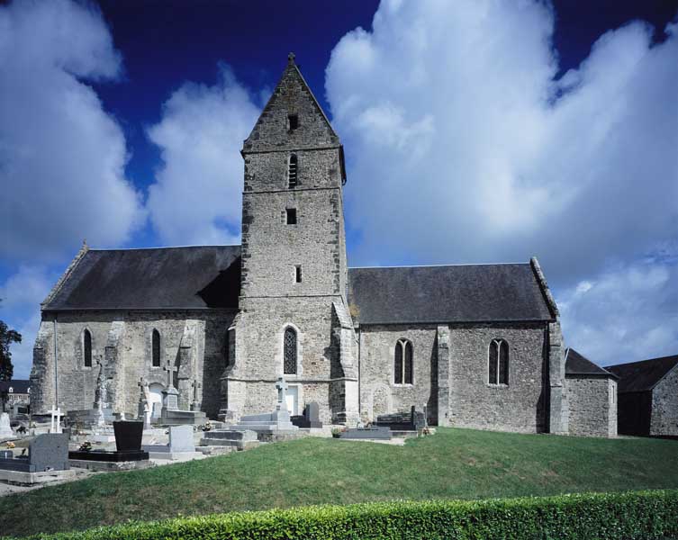 Le Village de l'Eglise. Eglise paroissiale Saint-Manvieu. Façade méridionale, vue prise du sud. ; Façade méridionale, vue prise du sud.