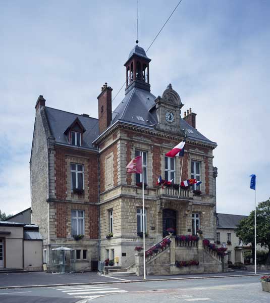 Hôtel de ville construit en 1875, façade antérieure, vue depuis le nord-est.