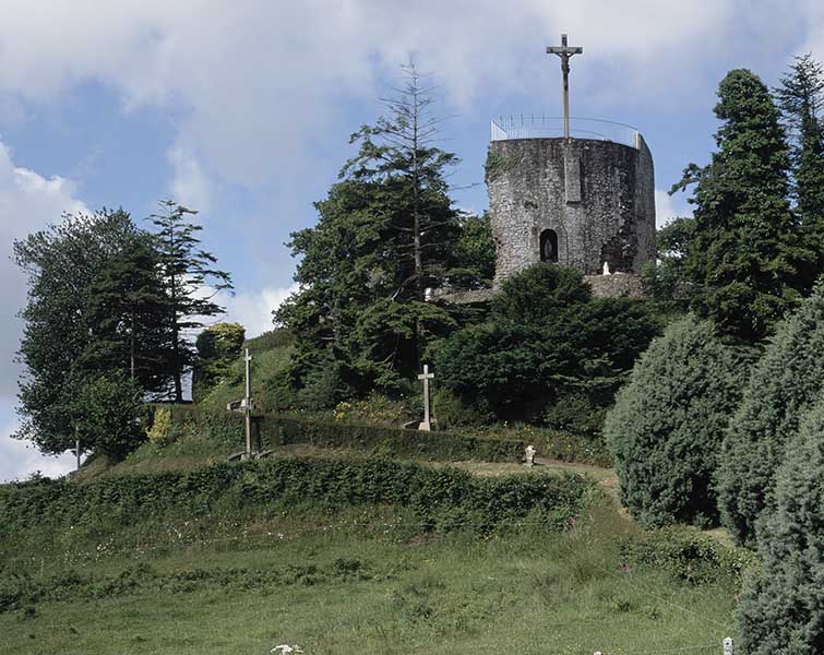 La Butte. Donjon, actuellement chemin de croix. Vue d'ensemble prise de l'est. ; Vue d'ensemble prise de l'est.