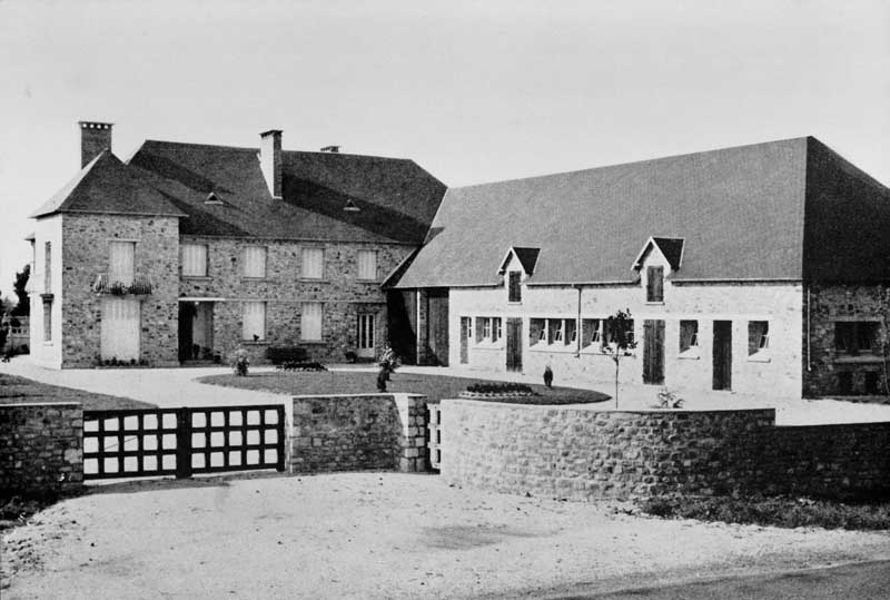 Ferme, vue d'ensemble depuis l'est.- Photographie ancienne, s.d., milieu 20e siècle. (Collection particulière).