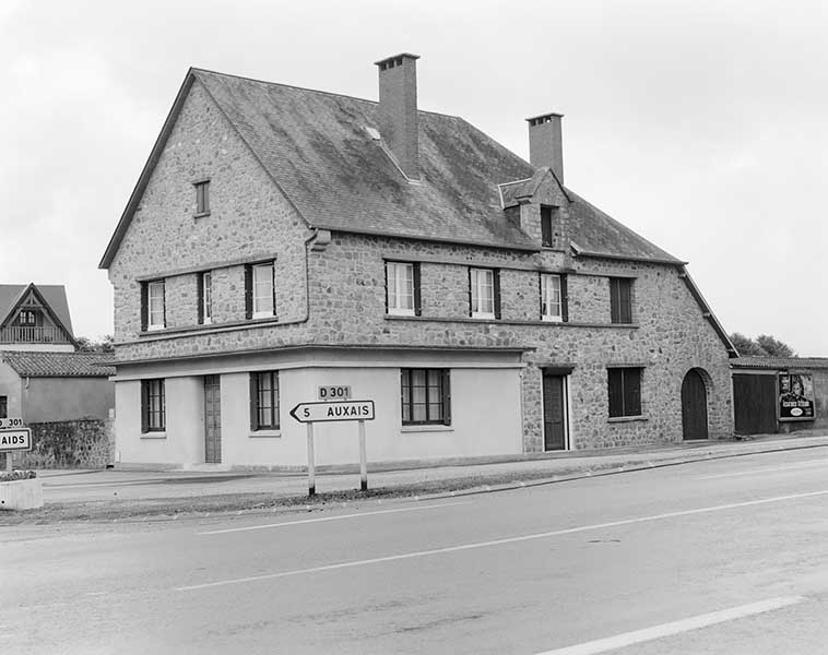 Le Bourg. Ancien commerce, façade antérieure, vue prise du nord-ouest.