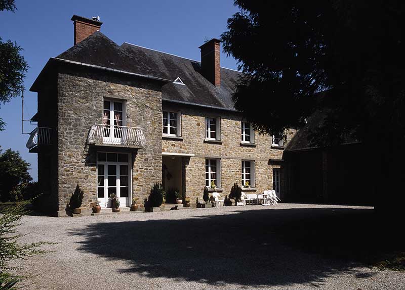 Le Clos Castel. Ferme. Logis, façade antérieure, vue prise du sud-est. ; Logis, façade antérieure, vue prise du sud-est.