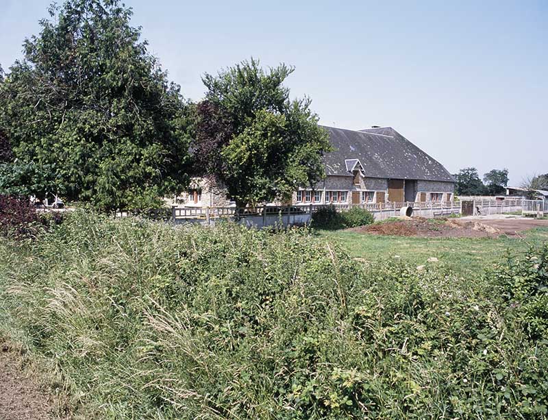 Etable, façade antérieure, vue prise du nord-est.