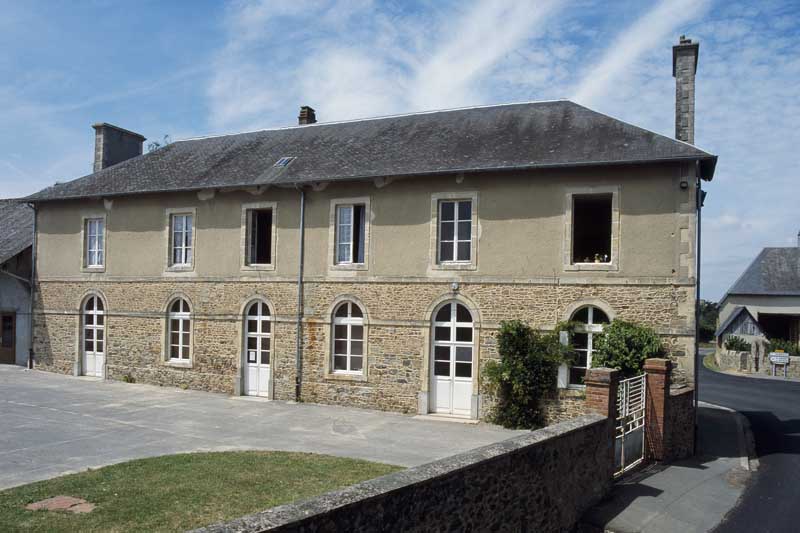 Le Bourg. Ecole primaire dite ancienne école des garçons. Le logement de l'instituteur, façade antérieure, vue prise du sud. ; Le logement de l'instituteur, façade antérieure, vue prise du sud.
