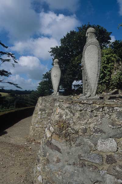 Détail, statues du chemin de croix.