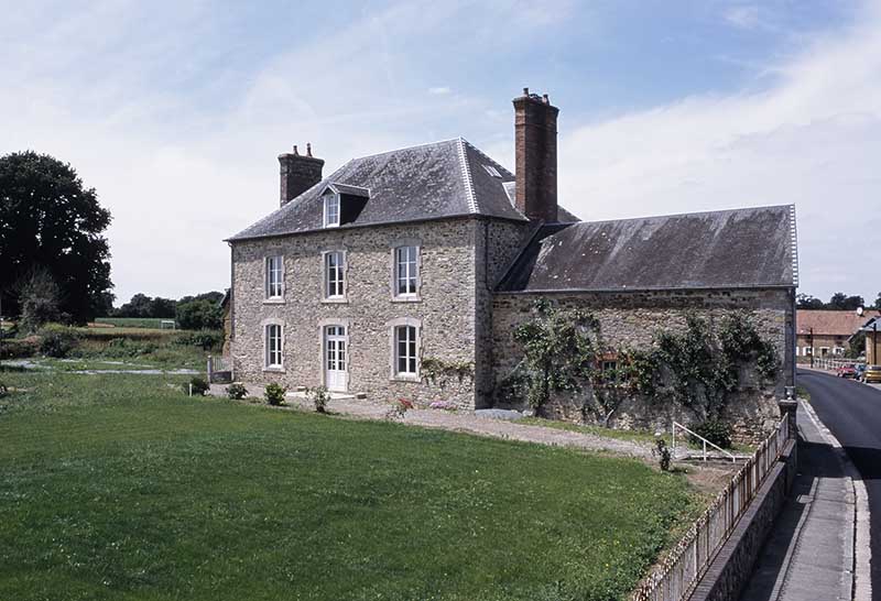 Maison, depuis la D94, vue prise du sud-est.