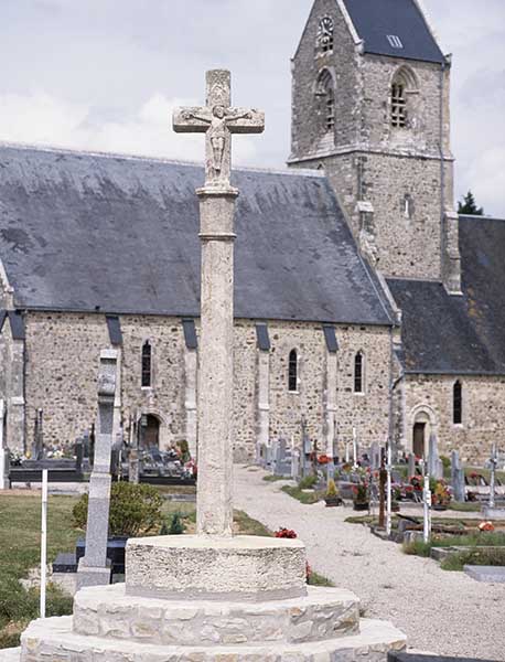 Eglise, croix du cimetière, vue d'ensemble prise du nord-ouest.