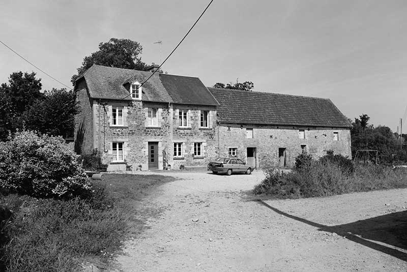 Logis et étable, façade antérieure, vue prise du sud.