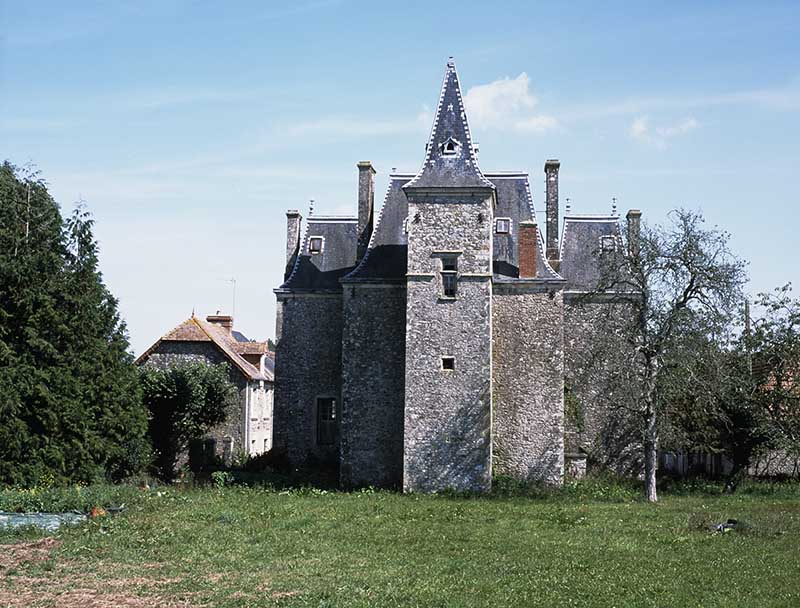 Logis manorial, façade postérieure, vue prise de l'ouest.