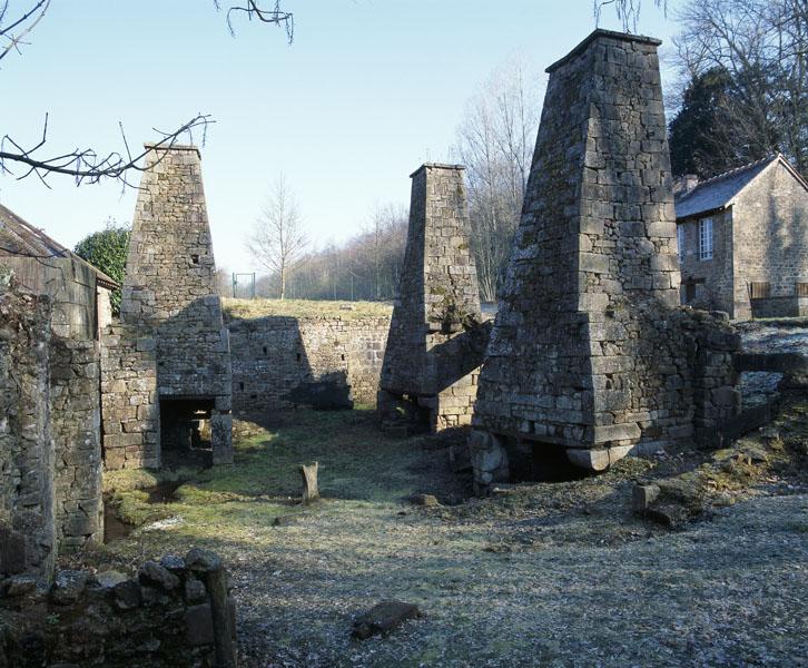 Affinerie. Vue prise du sud. A droite, les cheminée des fours d'affinage, à gauche, la cheminée du four de chaufferie.