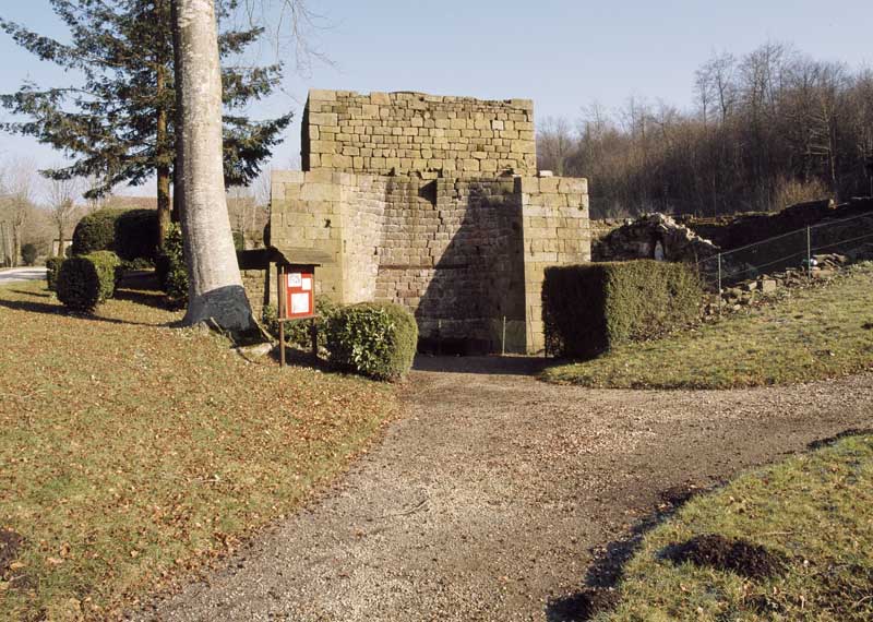 Champsecret. Usine de fabrication des métaux. Affinerie de Varenne. Haut fourneau. ; Haut fourneau. Vue prise du sud.