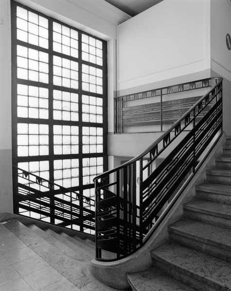 Cantine, escalier intérieur.