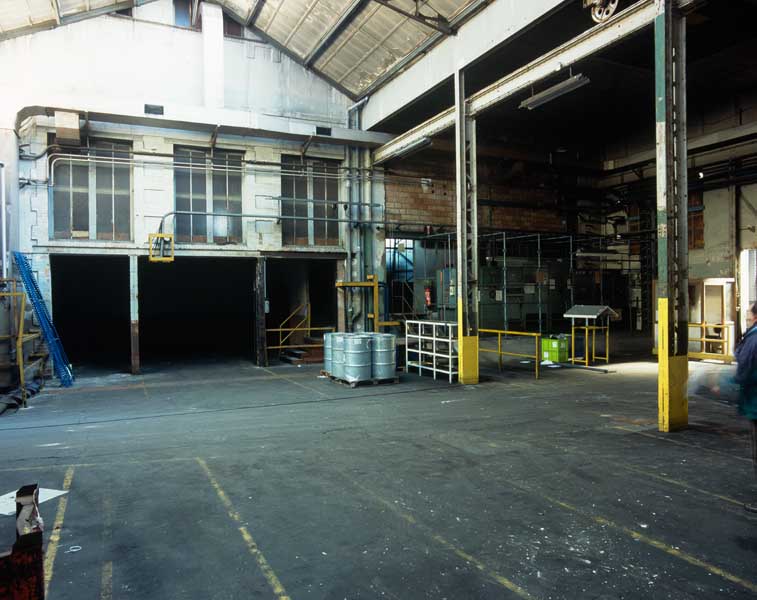Bâtiment adossé à l'atelier de fabrication dit appareils à mains, abritant le moteur à combustion interne (accès par l'escalier gauche). Vue intérieure.