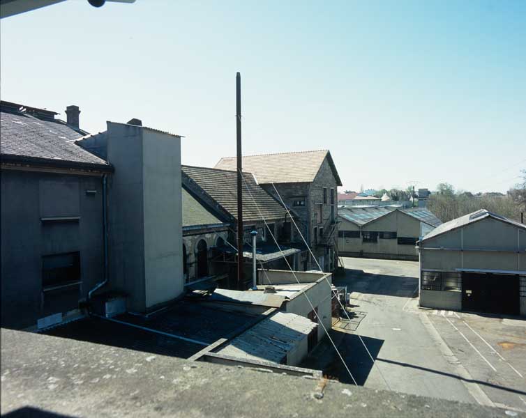 Ensemble des bâtiments adossés à la cantine et à l'atelier de dégraissage. Vue prise du nord.