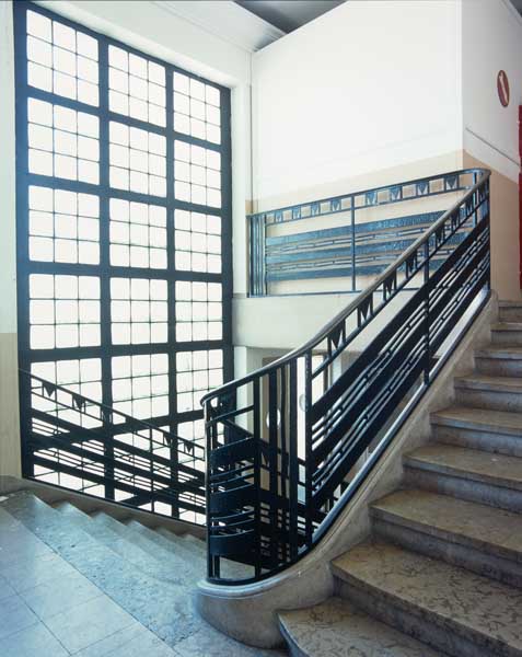Cantine, escalier intérieur.
