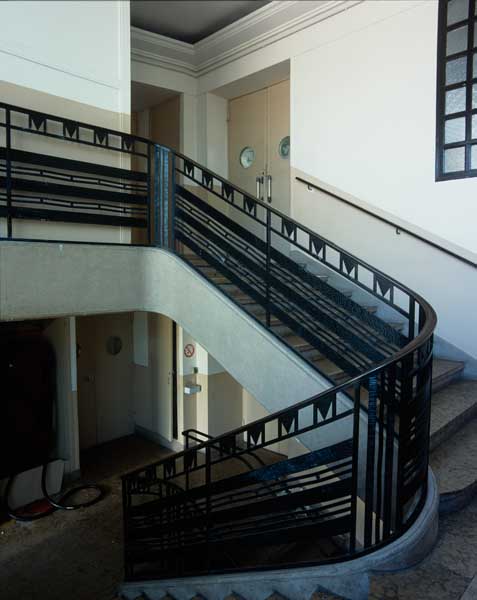 Cantine, escalier intérieur.