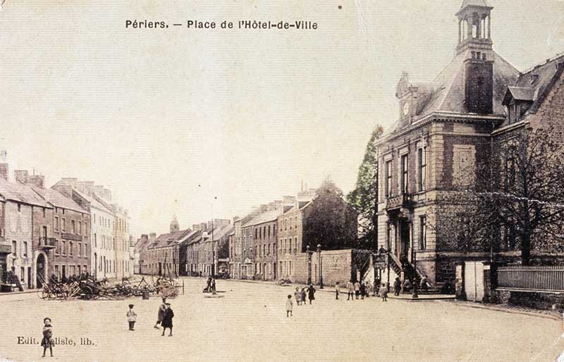 Périers. - Place de l'Hôtel-de-ville.- Carte postale, éd. Delisle, lib..