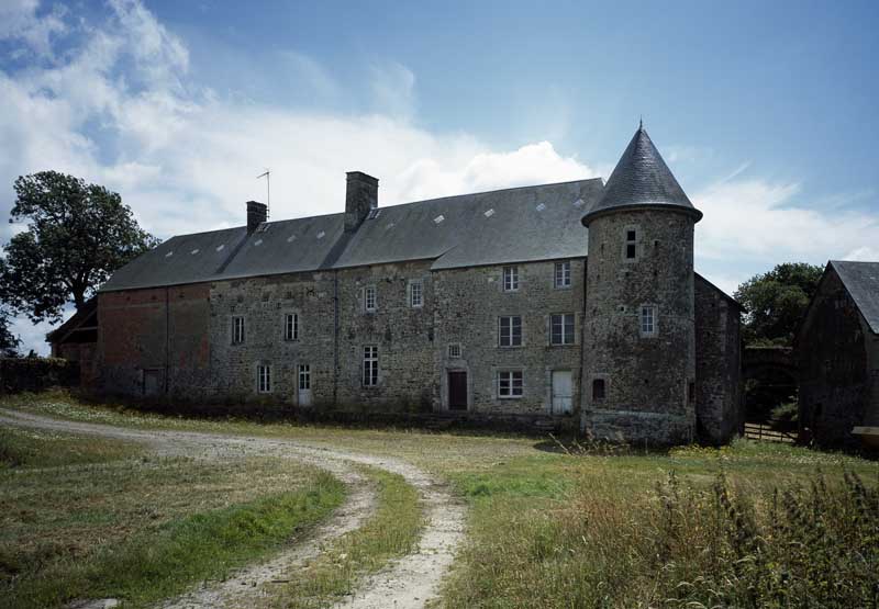 Logis et cellier. Façade antérieure, vue prise du nord-ouest.