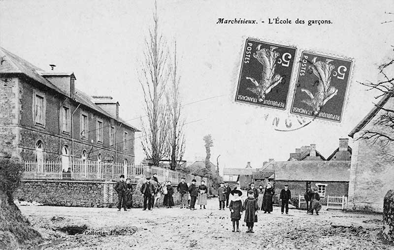 Marchésieux. - L'Ecole des garçons.- Carte postale, s.d., début 20e siècle.