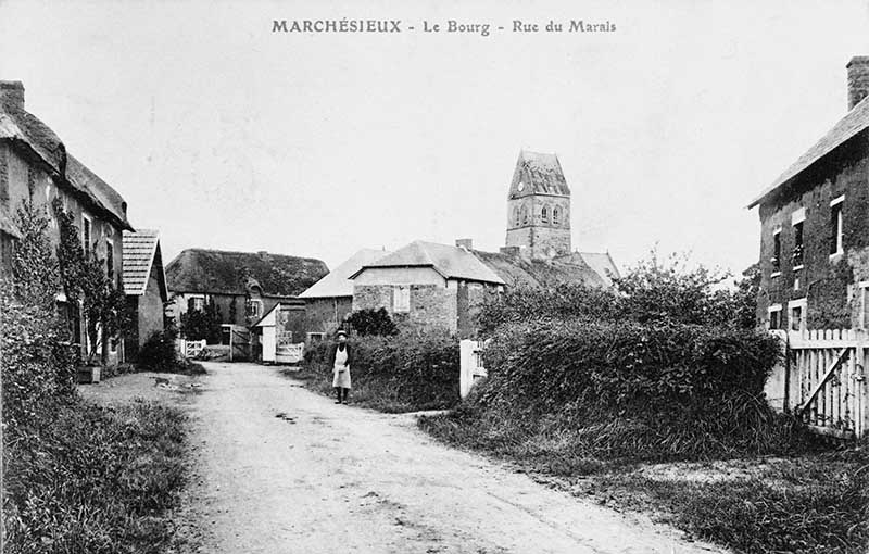 MARCHESIEUX - Le Bourg - Rue du Marais.- Carte postale, s.d., début 20e siècle.