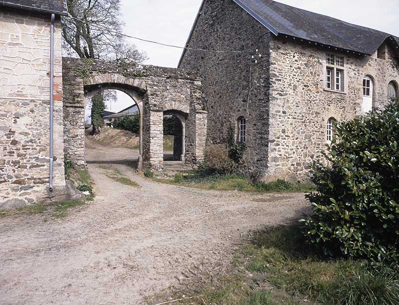 Portail et logis secondaire, détail, vue prise du sud.