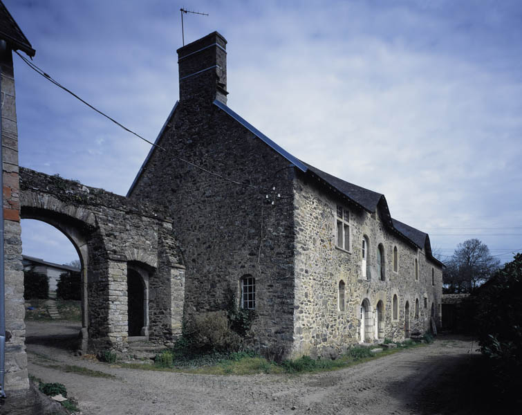 Portail et logis secondaire, vue prise du sud.