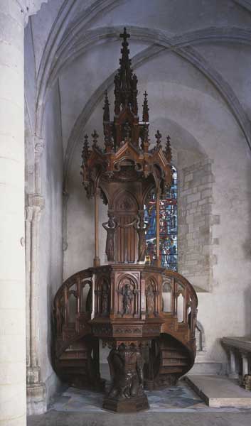 Transept nord, chaire à prêcher.