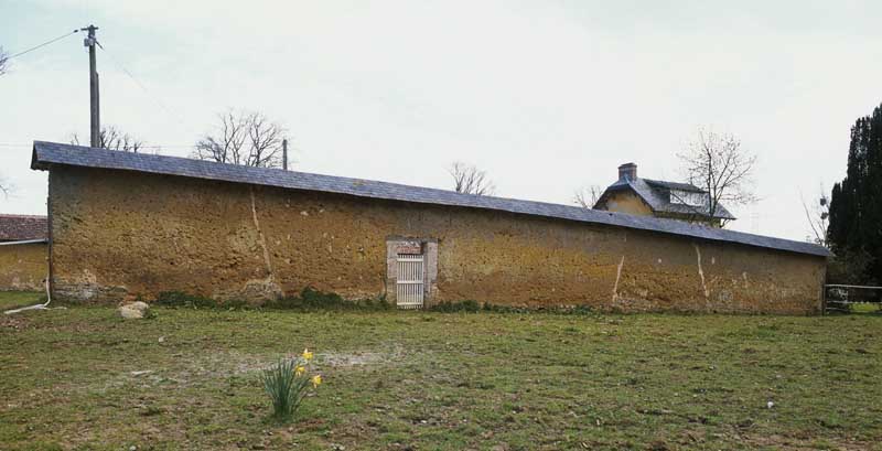 Feugères. Manoir, actuellement ferme. Mur en bauge du potager. ; Mur en bauge du potager, vue prise de l'ouest.
