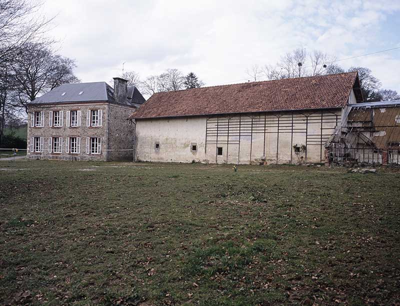 Etable sud, façade postérieure, vue prise du sud.