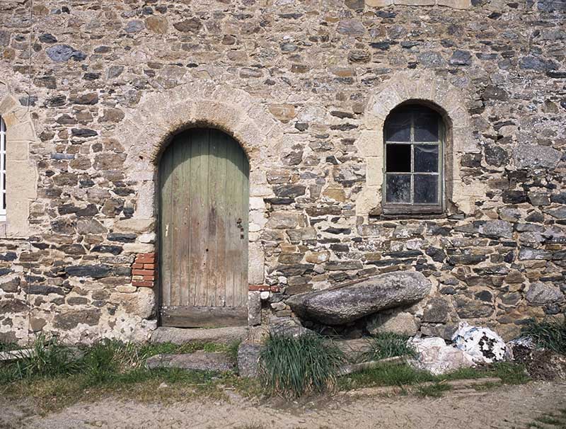 Logis secondaire, façade antérieure, porte d'accès au grenier à grains, vue prise du sud.