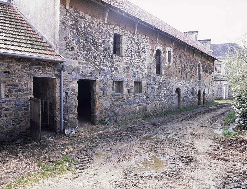 Etable sud, façade antérieure, vue prise du nord-est.