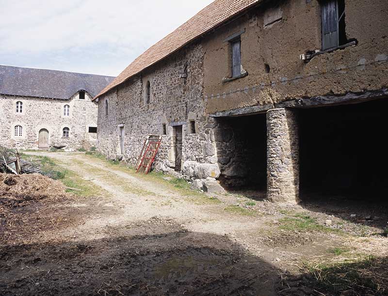 Ecurie, étable, charretterie, façade antérieure, vue prise du sud-ouest.