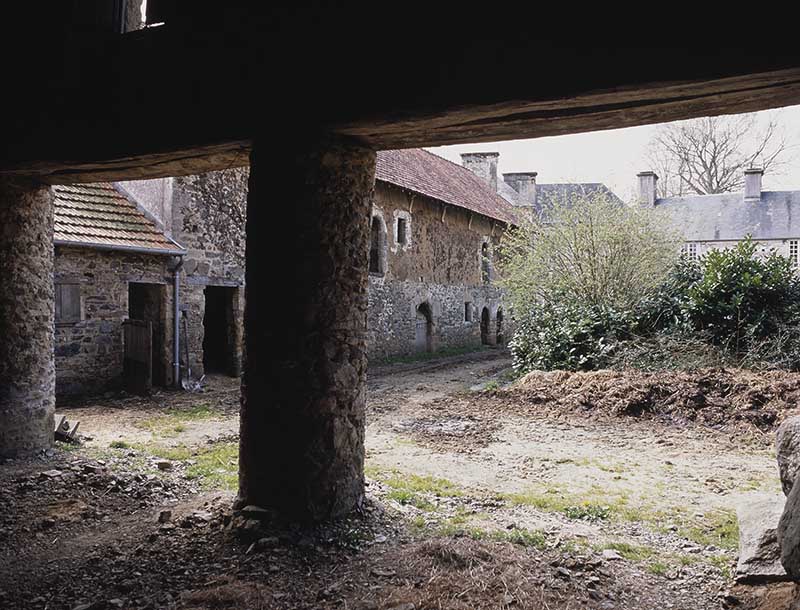 Etable sud et toit à porcs, vue du nord-est, prise de la charretterie.