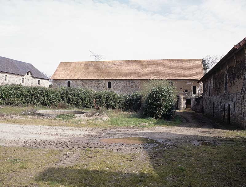 Ecurie, étable, charretterie, façade antérieure, vue prise de l'ouest.