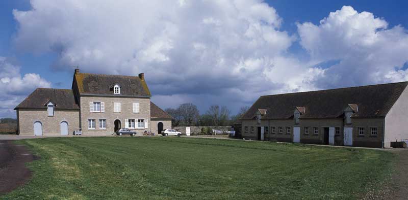 Ferme du Bois. Vue d'ensemble prise du sud. ; Vue d'ensemble prise du sud.