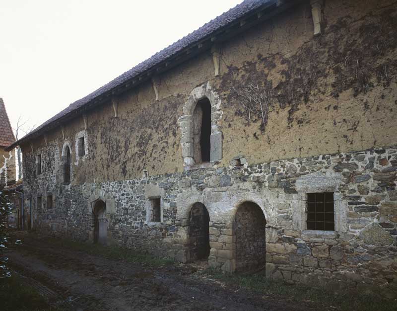 Etable sud, façade antérieure, vue prise du nord-ouest.