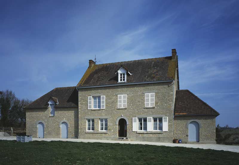 Grange, logis et cellier, façades antérieures, vue prise du sud.